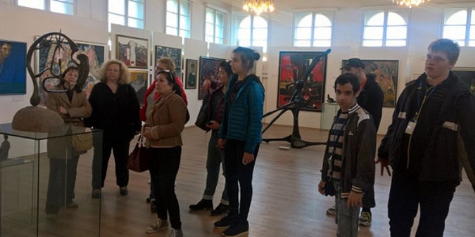 Деца от сдружение „Паралелен свят” общуваха с голямото изкуство в Градска художествена галерия - Пловдив
