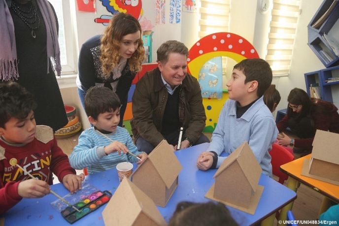 Близо половин милион сирийски деца бежанци учат в Турция