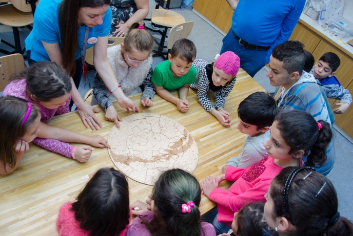 Деца от България, Сирия, Афганистан и Ирак се превръщат в звездни детективи в Музейко