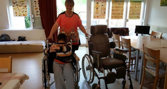 Инвалидна количка получиха в Центъра за настаняване от семеен тип - Поморие