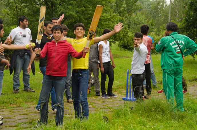 Младежи българи и бежанци играят крикет заедно