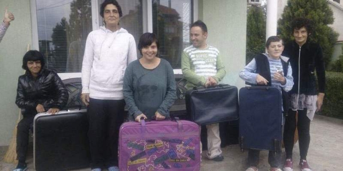 В защитено жилище за лица с психически разстройства получиха дарение от куфари за предстоящо пътуване