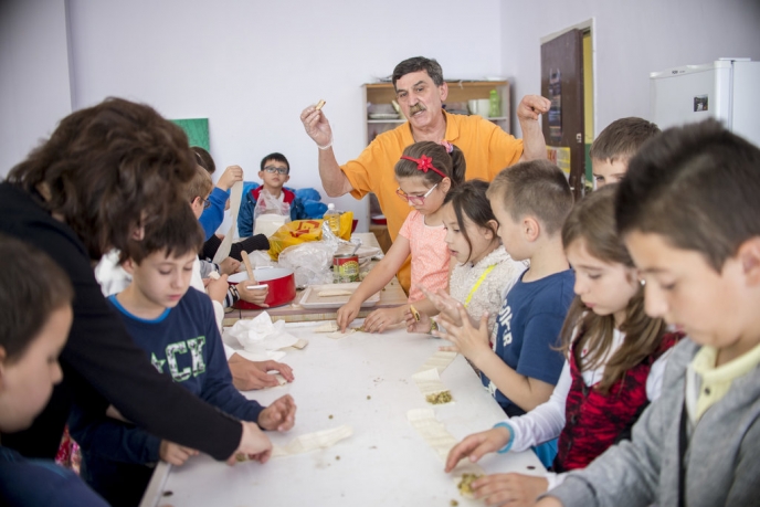 Приятелството минава през стомаха, или деца българчета и бежанци се учат да готвят заедно