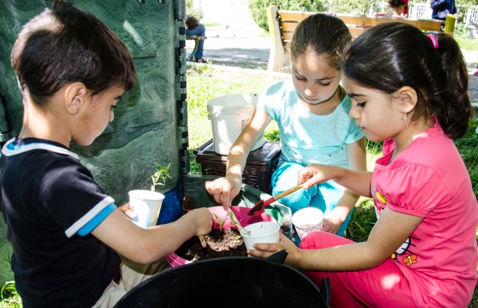 Какво означава „храна за земята”, или как деца българчета и бежанци се научиха да компостират заедно