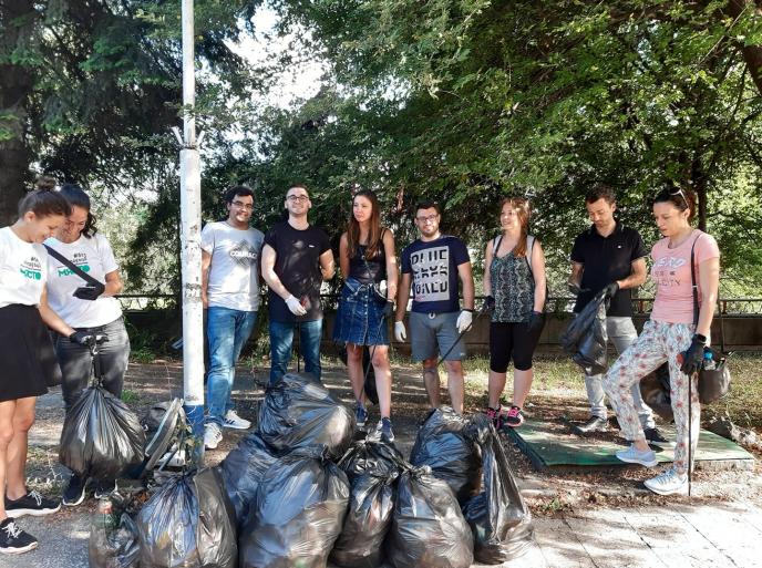 Доброволци почистиха част от брега на р. Марица в центъра на Пловдив