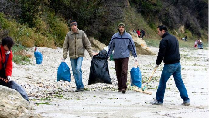Доброволци чистят от пластмаса ”Романтика” в събота