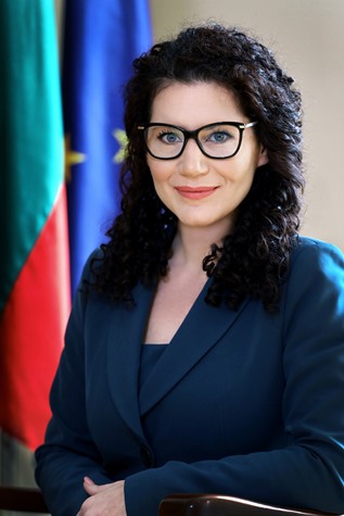 Калина Константинова е определена за председател на Националната комисия за борба с трафика на хора