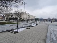 В навечерието на 8 март: Изложба на вещи на жертви на домашно насилие в Пловдив осъмна вандализирана