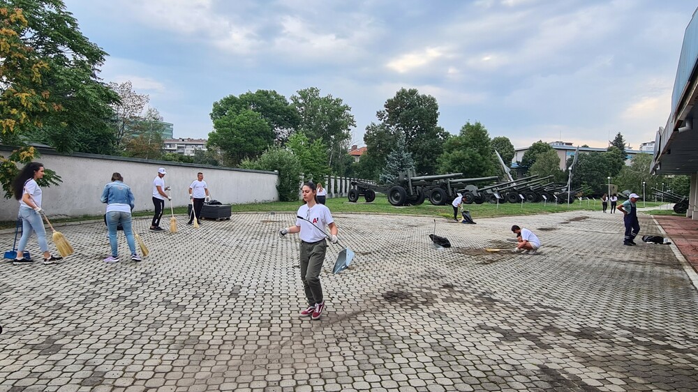 Доброволци участваха в освежаването на външната експозиция на Националния военноисторически музей
