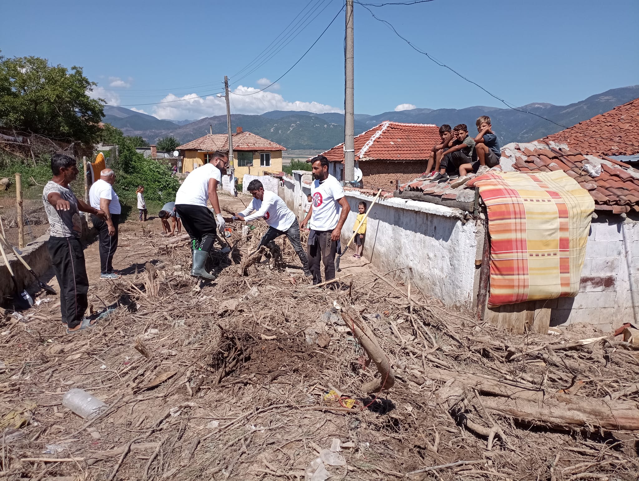 Център Амалипе изпрати доброволци в помощ на пострадалите в наводненията