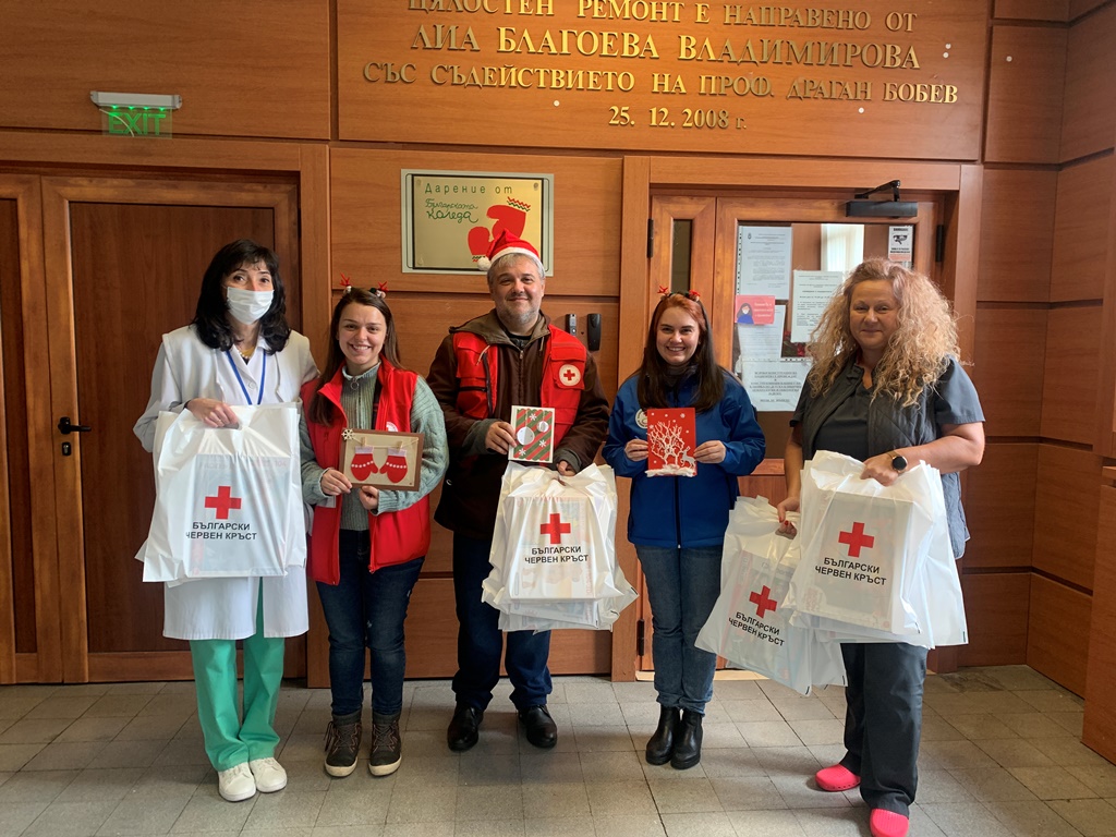 200 малки пациенти, лекуващи се в столични болници, получиха подаръци от Червения кръст
