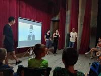 Доброволци на казанлъшко сдружение работят по еко проект с деца от читалището в местното село Копринка