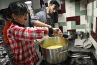Доброволци участваха в кулинарна и арт работилнички за персийския празник Ялда