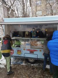 За хора в нужда: Всяка събота топъл обяд на спирка „Вишнева” в София
